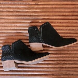 $10 🎀 Susina Blakely black suede booties. sz 7